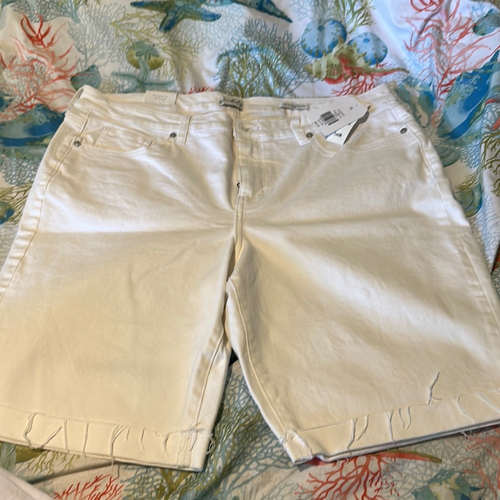 Mid-rise white 5 pocket Bermuda with fraying cuff. Brand new from Belk.